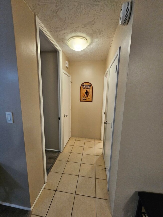 Building Photo - Window AC. Furnished. Near Beaches. (RRLLC)