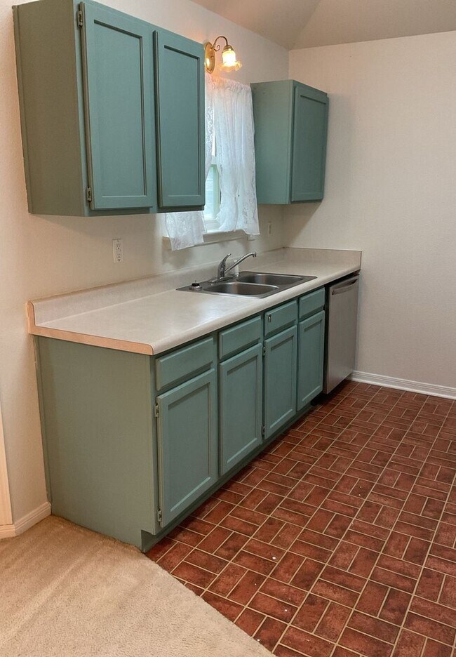 Foto del edificio - NEW IN MANAGEMENT - AVAILABLE NOW!