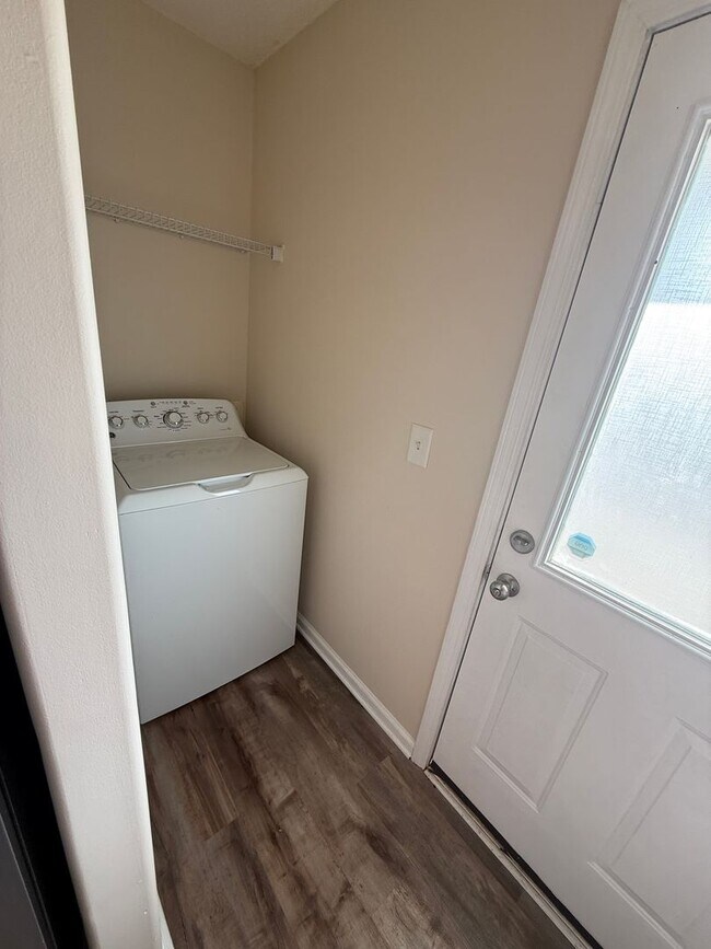 Foto del edificio - Discover Comfort and Convenience 3 BR/3 BA Home in Desirable Bridgewater Community!