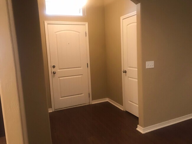 Foto del edificio - 7408 Topeka Dr