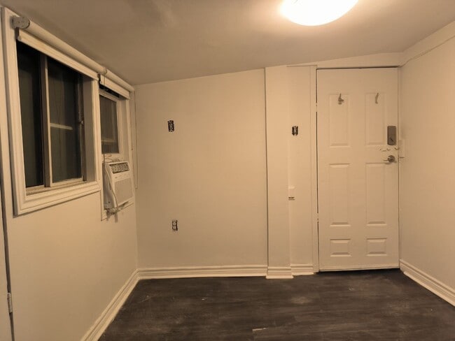 Building Photo - 159 Gladstone Ave