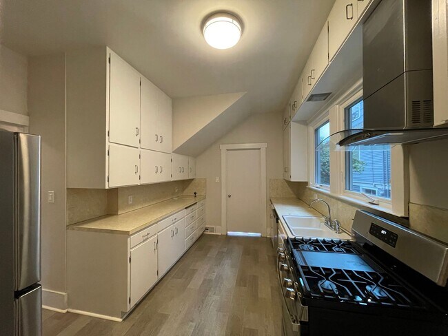Foto del edificio - Elegant 4BR 2.5Bath Home with Fenced Yard ...