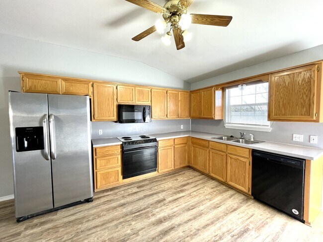 Building Photo - 2301 Cimmaron Dr