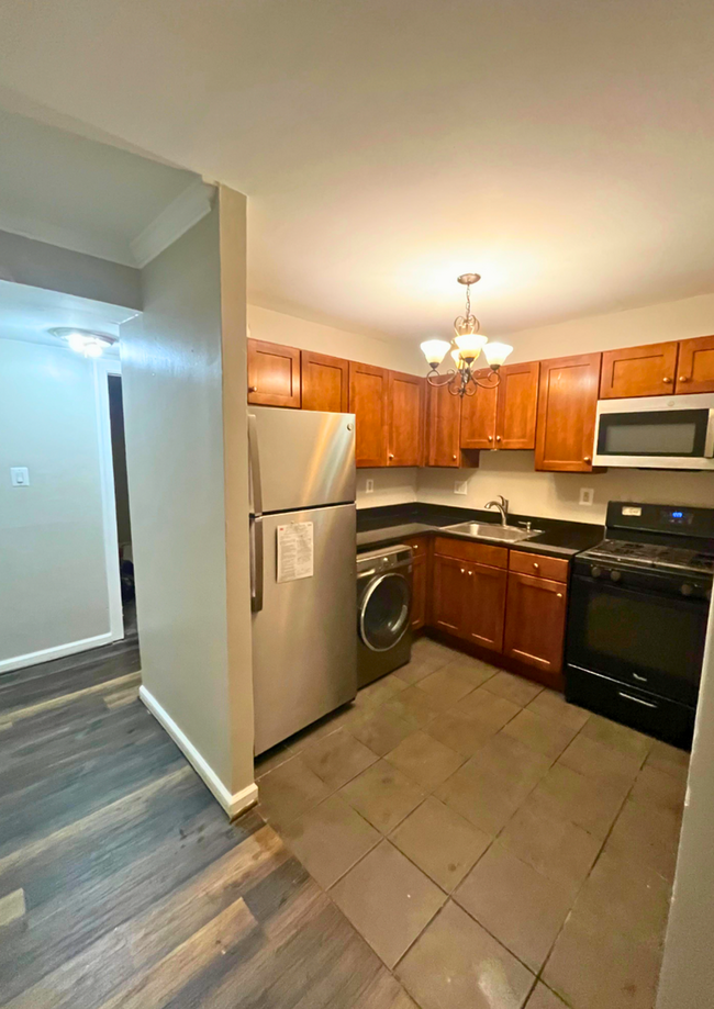 Building Photo - NEWLY AVAILABLE - RENOVATED 2 BR UNIT IN T...