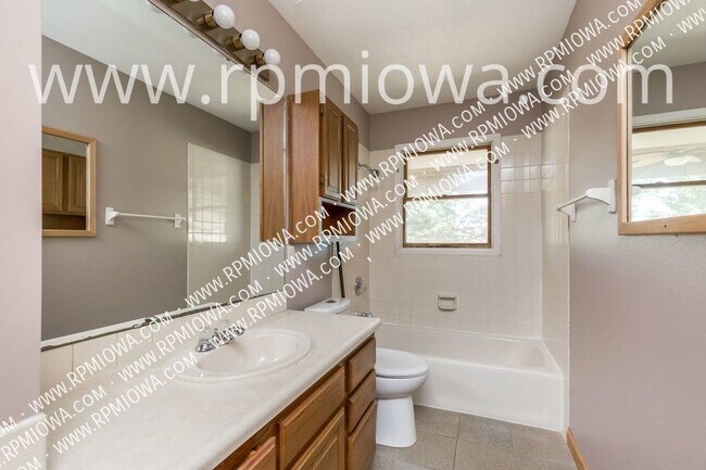 Building Photo - PERFECT LOCATION!!! 3 Bedroom, 1 Bath Home...