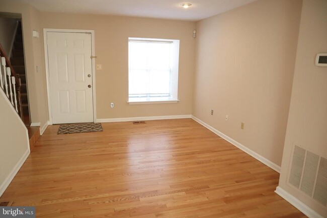 Building Photo - 9067 Pickwick Village Terrace