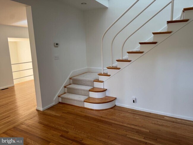 Foto del edificio - 4920 Butterworth Pl NW