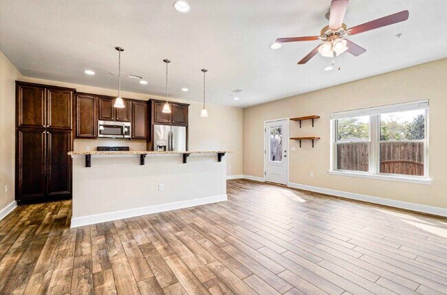 Foto del edificio - 3501 Mossy Oak Villas Cir