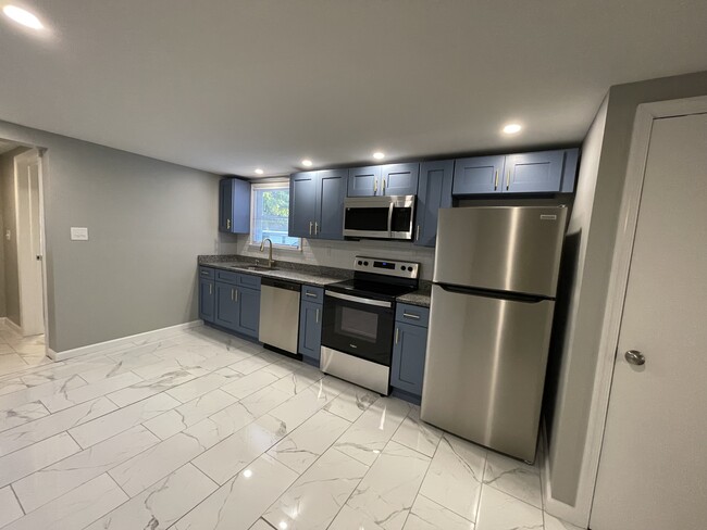 Building Photo - 118 E Elm St