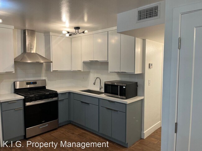 Building Photo - 2 br, 1 bath Apartment - 8517 Cedros Ave. ...
