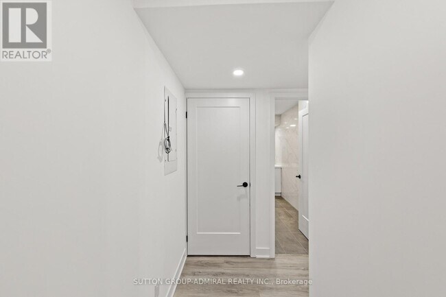 Photo du bâtiment - 1305 St Clair Ave W