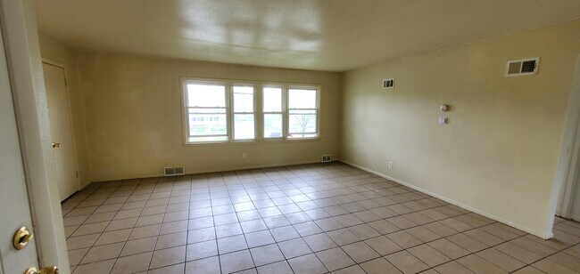 Building Photo - 4826 W Hampton Ave