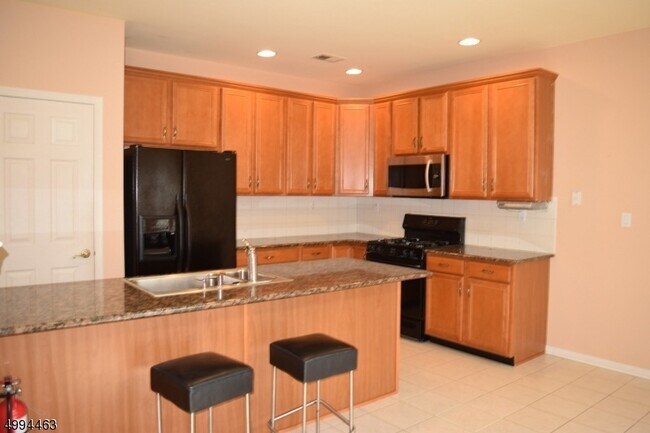 Building Photo - 220 Patriot Hill Dr