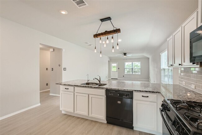 Foto del edificio - Stunning home available NOW !! Less than 8 miles Randolph Brook AFB