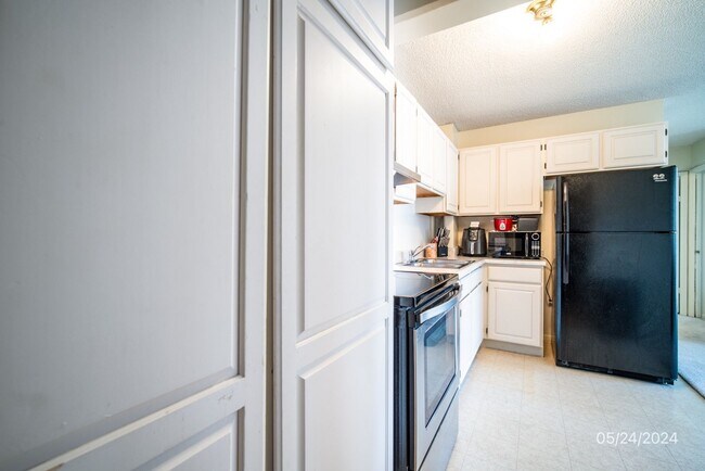 Foto del edificio - 2BR/1BA/1PKG Condo in the Ward Villa conveniently located at the corner of Kinau & Ward
