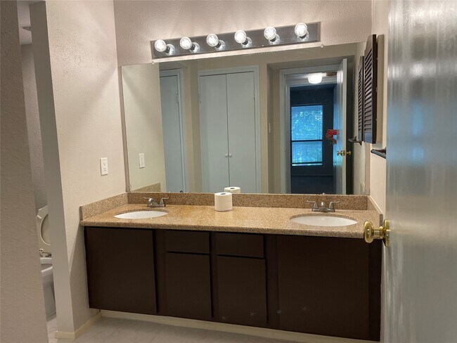 Foto del edificio - 7950 N Stadium Dr