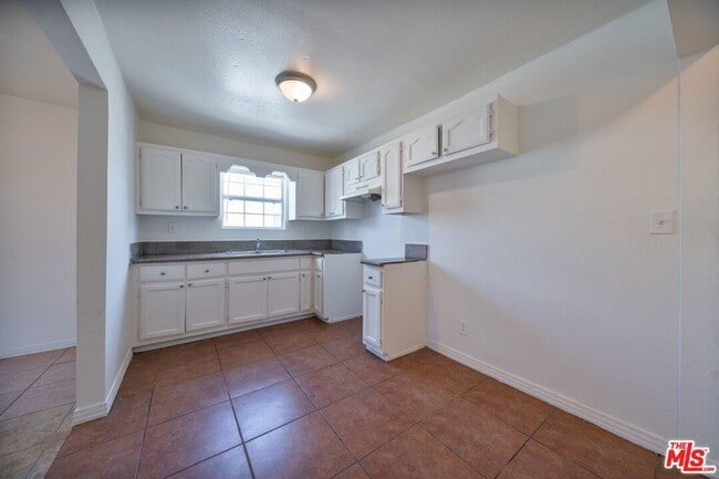 Building Photo - 642 W 109th Pl