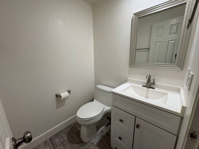 Building Photo - $500 OFF FIRST MONTH RENT!!! 2BD 1.5 BTH C...