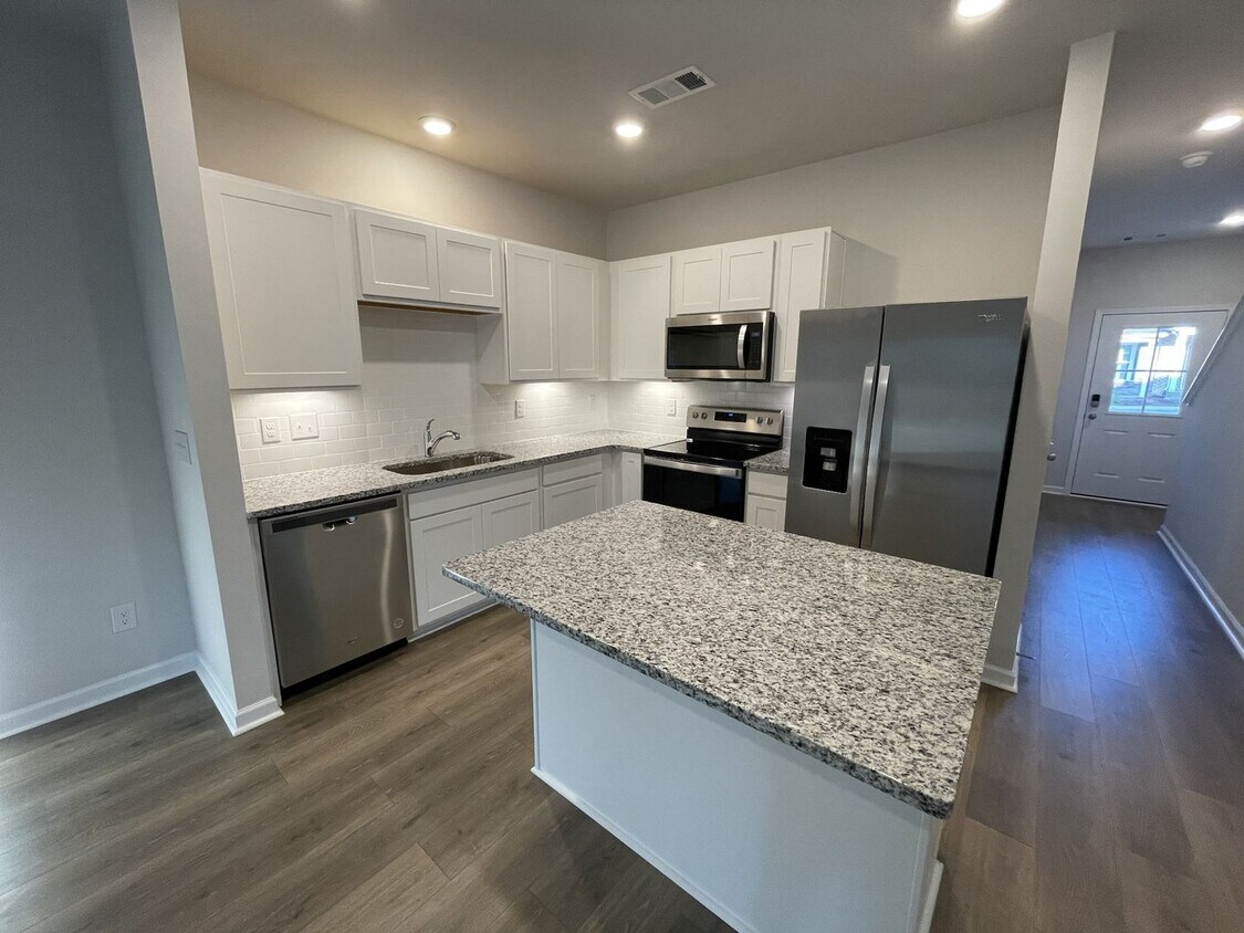 Foto principal - Townhome less than 2 miles from Downtown C...