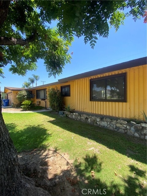 Building Photo - 700 E Orangewood Dr