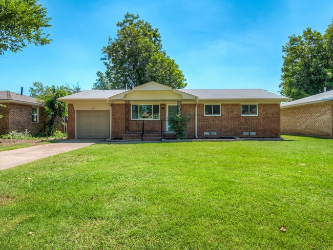 Building Photo - 1190 Tim Holt Dr