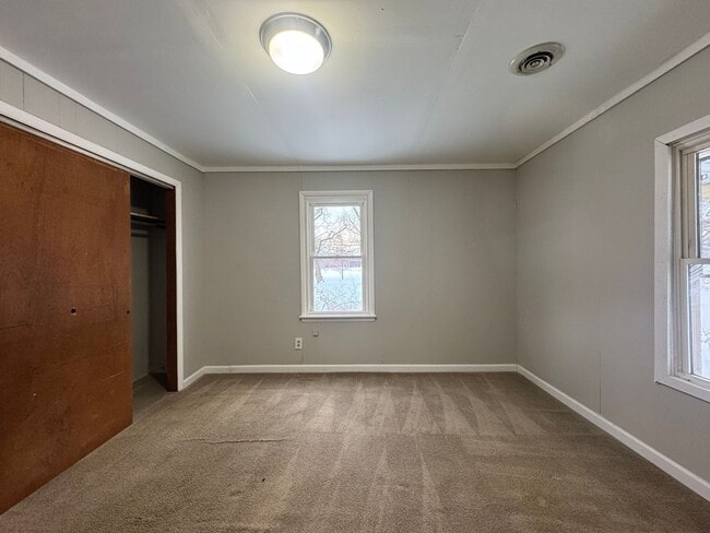 Building Photo - 207 E Oak St