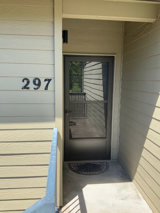Foto del edificio - 2 Bedroom Condo on Country Club Road