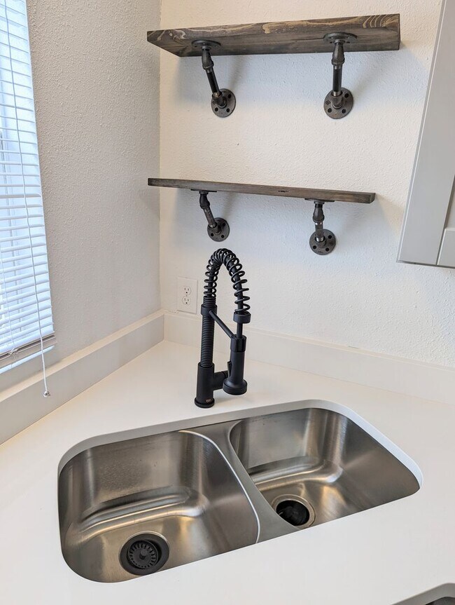 Foto del edificio - Newly Updated 2-Bed 2-Bath Apartment in Gr...