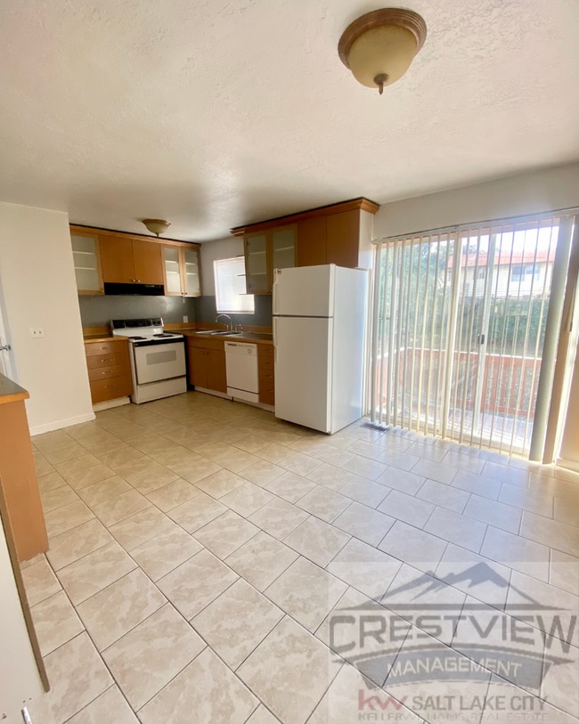 Building Photo - Spacious Home in Magna – Convenient Location!