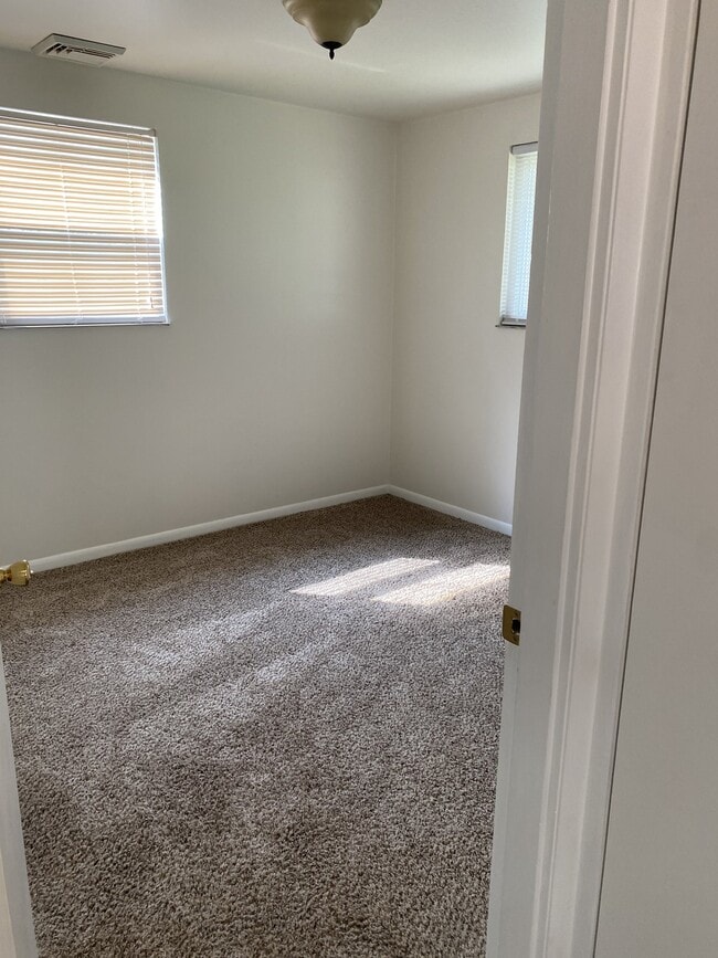 Building Photo - 4947 Charlemar Dr