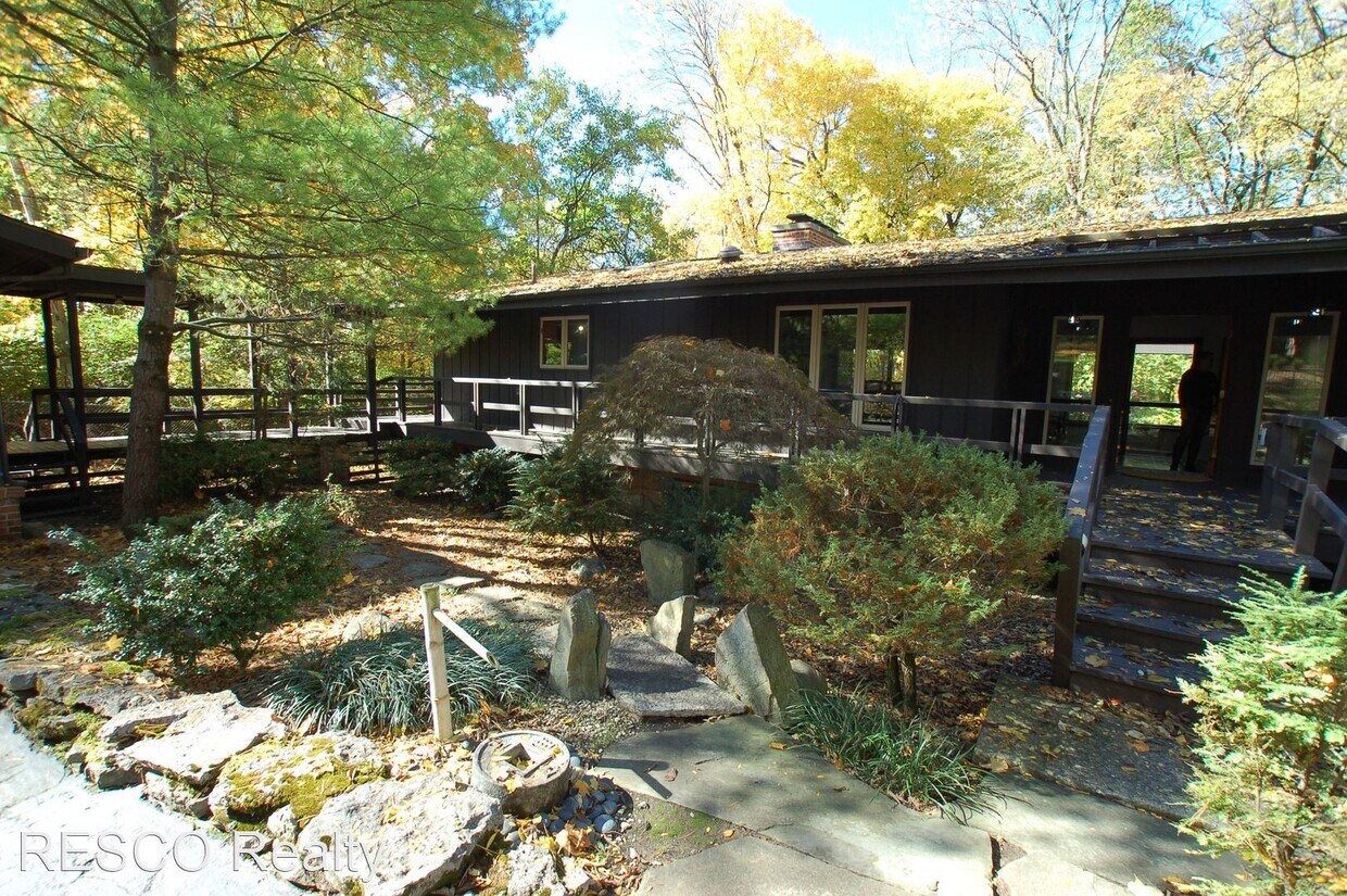 3 br, 3.5 bath House 4045 W. Henderson Rd. House Rental in Upper Arlington, OH