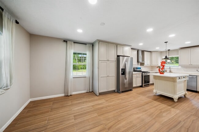 Building Photo - 13373 Southshore Dr