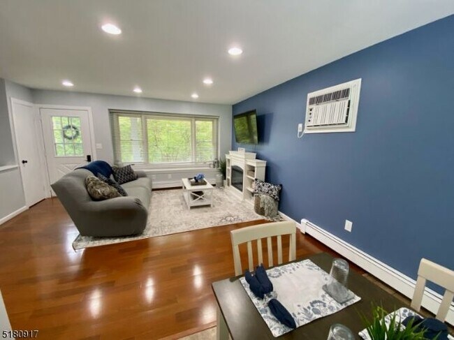 Building Photo - 5 Janice Dr