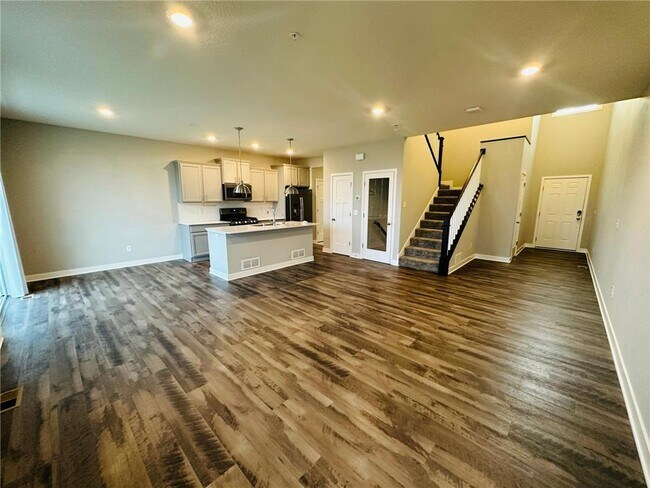Building Photo - 7258 Yellowstone Ct N