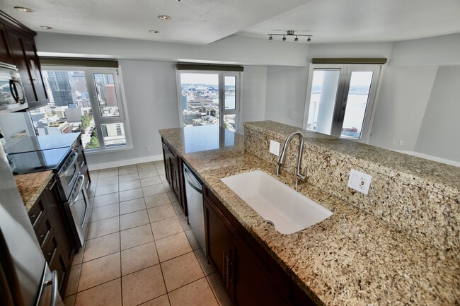 Foto del edificio - Stunning Belltown Penthouse w/ Ocean Views