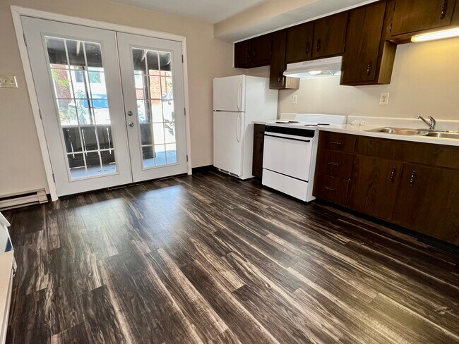 Large eat in kitchen - 230 W Madison St
