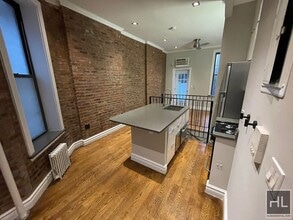 Building Photo - Mott Street