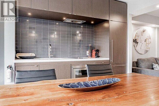 Photo du bâtiment - 155 Yorkville Ave