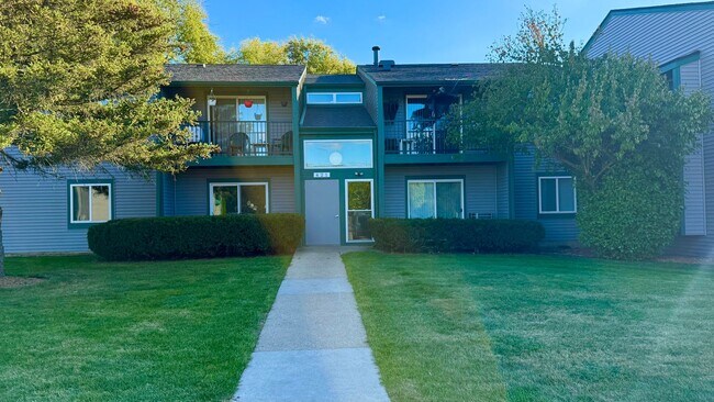 Building Photo - Lower 2-Bedroom | Heat Included & Fully Renovated