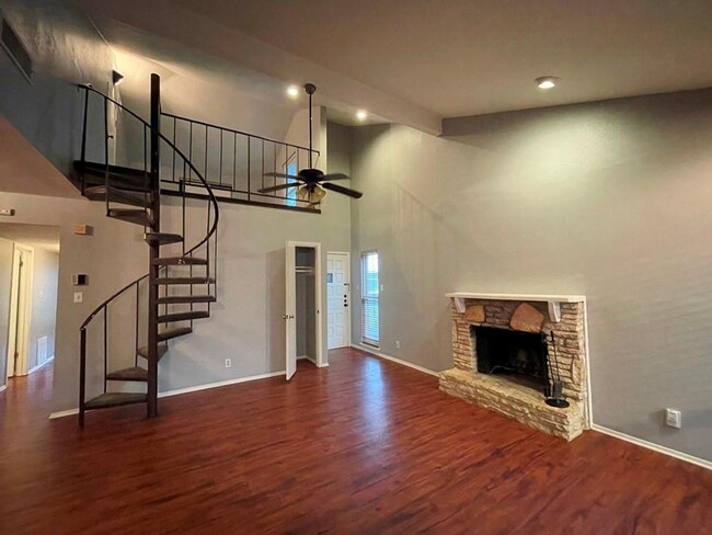 Building Photo - Cute 2 bedroom/2 bath Townhouse in Timber ...
