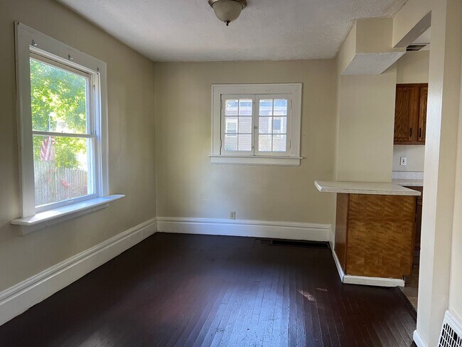 Foto del edificio - Bright, Spacious & Central — Minutes to Markets & Parks