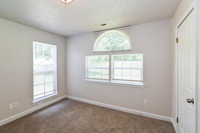 Foto del edificio - 4786 Greenlawn Cove