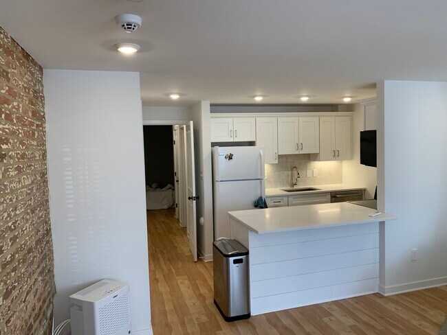 Building Photo - 660 E St NE