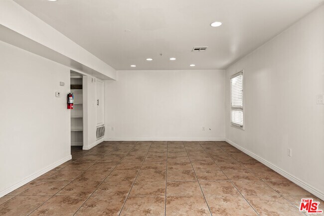 Building Photo - 2667 Menlo Ave