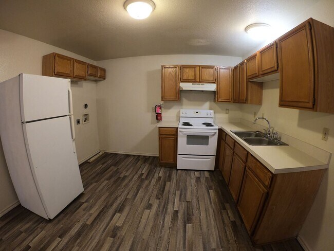 Building Photo - 2 Bedroom 1 Bathroom Unit