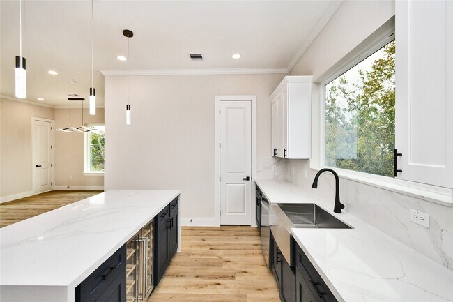 Foto del edificio - 3233 Tuam St