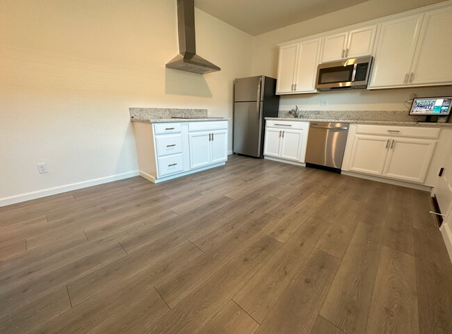 Casual eat-in kitchen works well for hosting parties - 9009 Osterville Dr