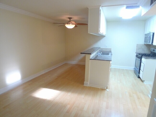 Foto del edificio - 7045 Woodley Ave