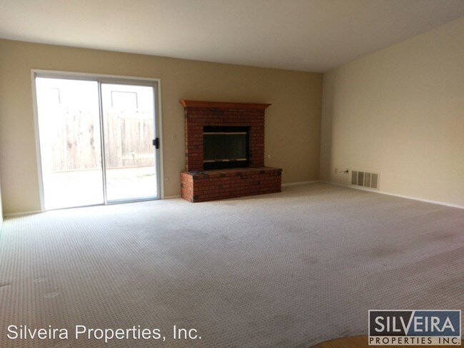 Building Photo - 870 Firefox Dr