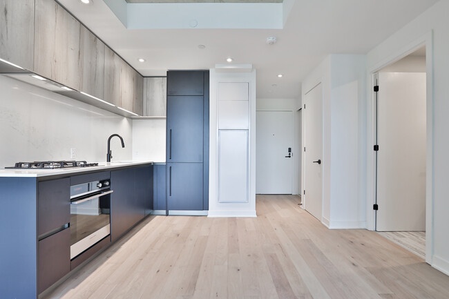EAT-IN KITCHEN - 2625 Dundas St W